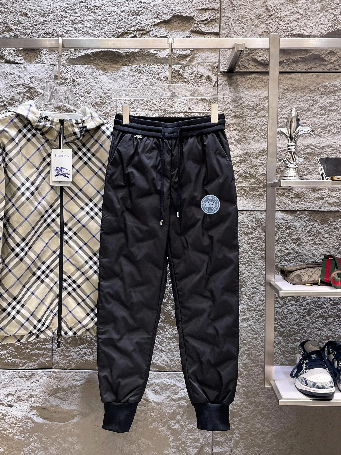 P490 Big Goose🇨🇦 🌹25 new autumn and winter thickened warm down pants are here🔥A must-have outdoor windproof, lockable and warm in winter. Made of professional-grade outdoor windproof, waterproof and breathable fabric. Lining is 90% white duck down filling. Lightweight design. Lightweight and warm. Seamless gluing process on the inside. Uses light and gall-free anti-drilling fabric to effectively prevent velvet running. Original hardware accessories. Classic logo matching. Simple and versatile, the upper body is stylish and not bloated. The style is the same for men and women! Size: M-3XL.
